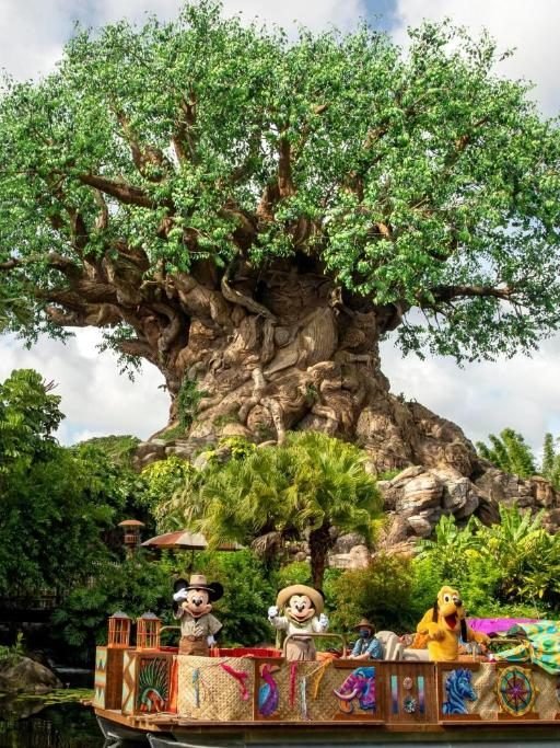 Árvore da Vida e barco com personagens no Disney's Animal Kingdom