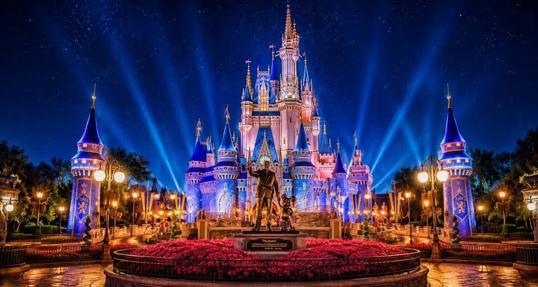 Torres azuis do castelo no Magic Kingdom Park