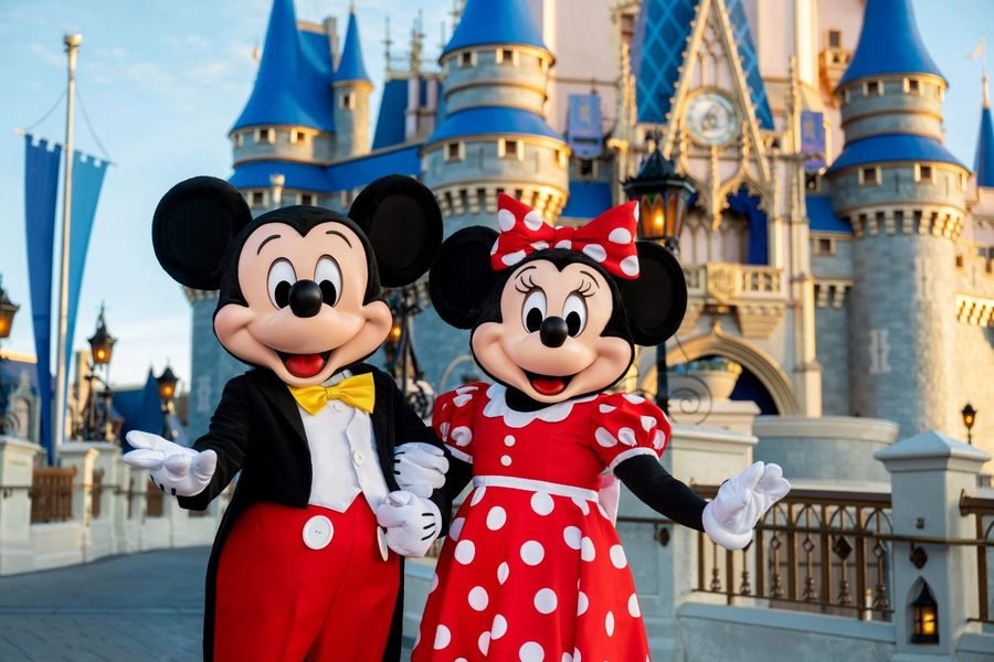 Mickey e Minnie em frente ao castelo do Magic Kingdom