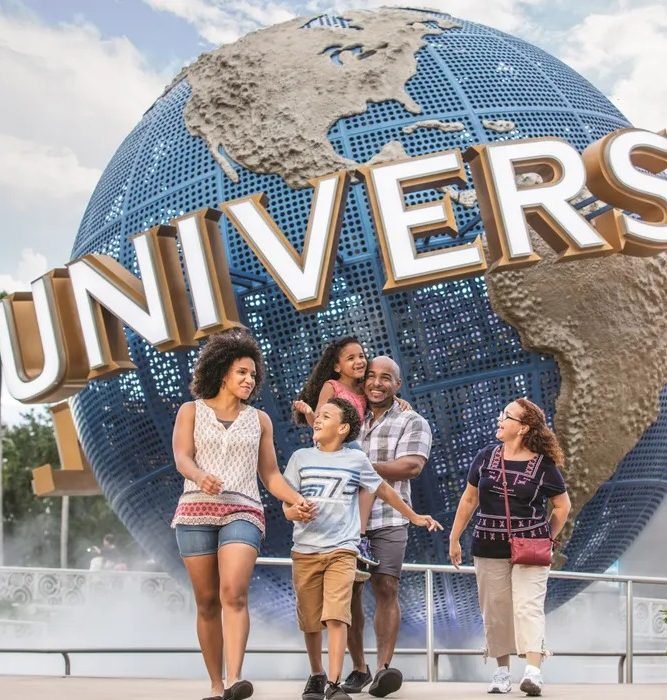 Família caminhando em frente ao globo da Universal Studios Florida